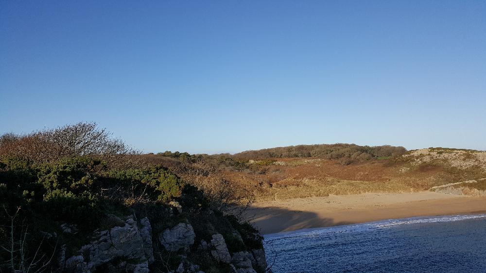 Hiking on the Pembrokeshire coast path to Barafundle Bay